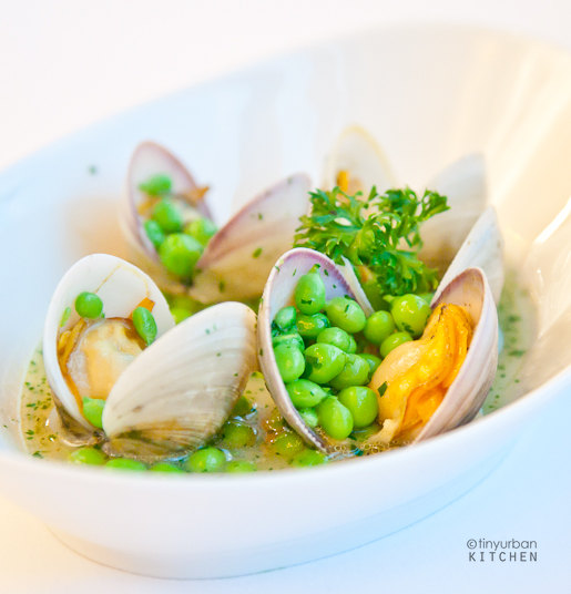 Clams with peas in green sauce